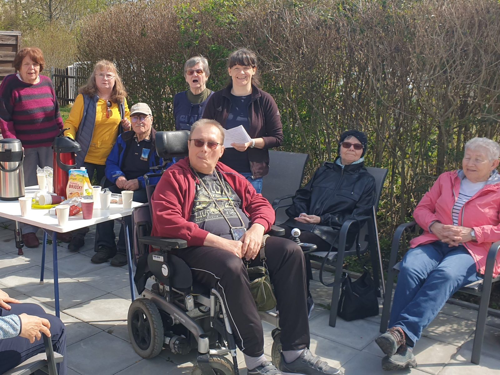 Gruppe im Garten beim Projekt Treffpunkt Natur