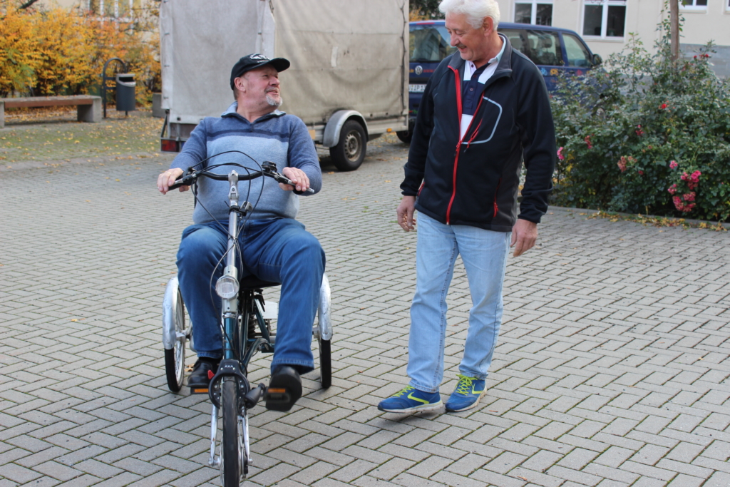 Mann auf einem Dreirad-Therapierad