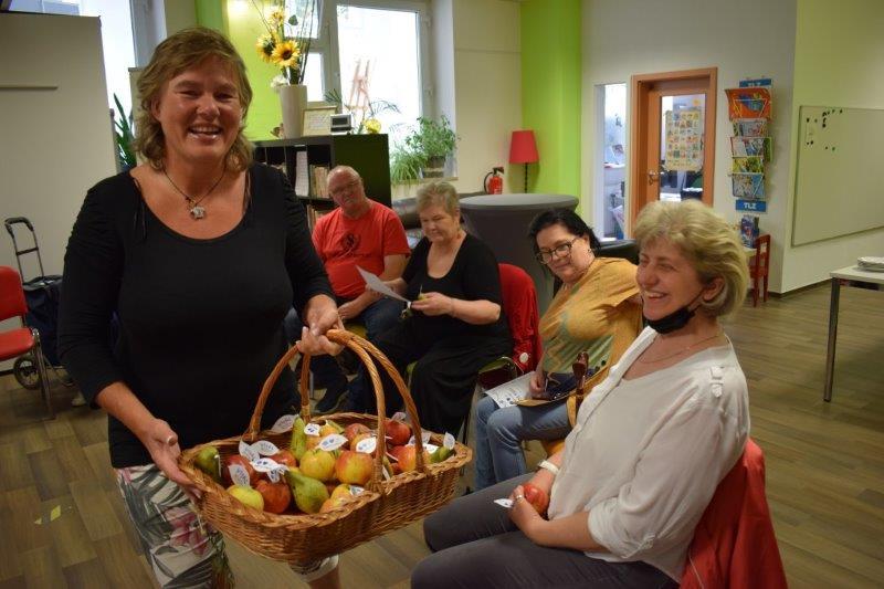 Lachende Frau mit Obstkorb