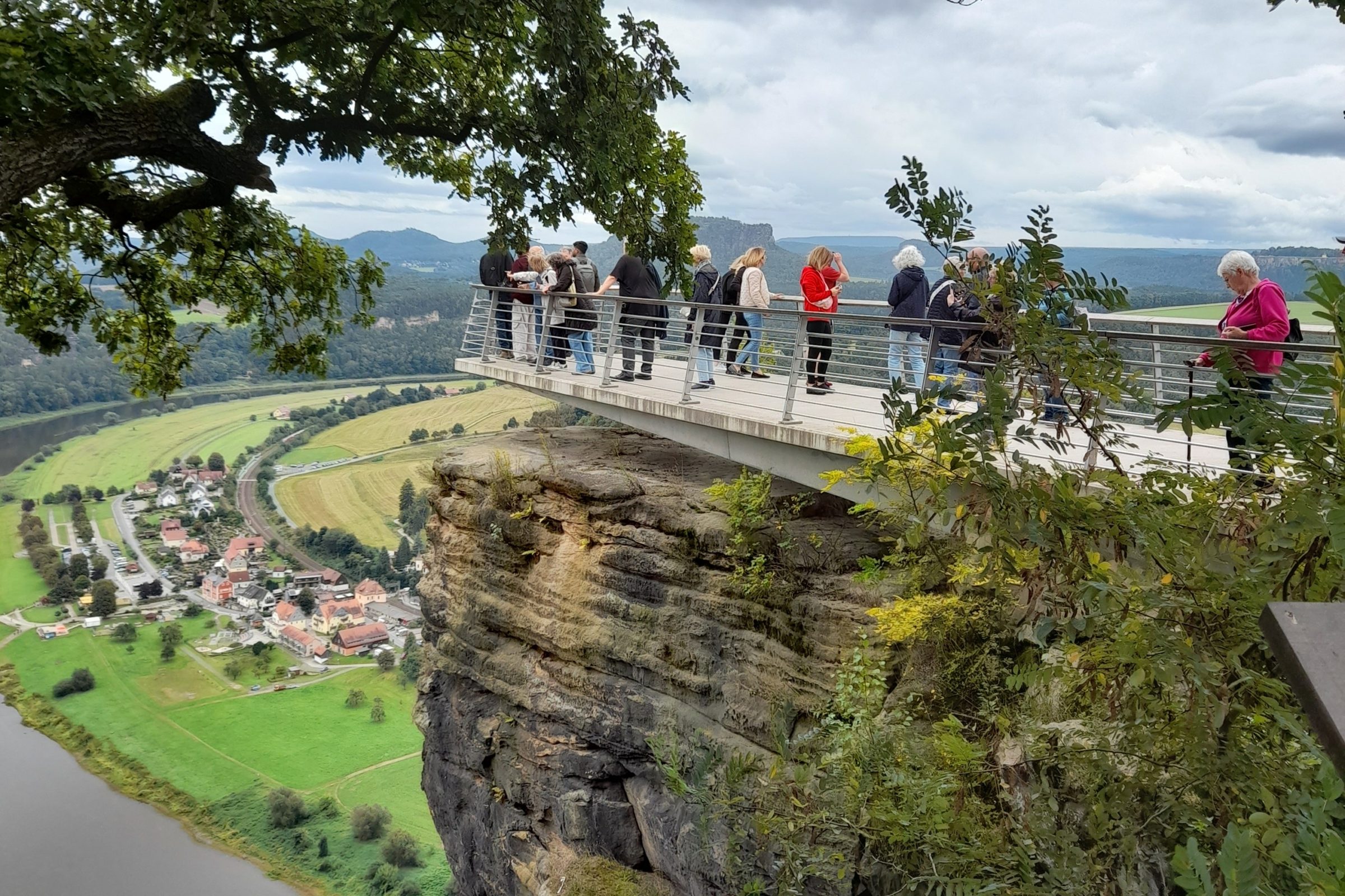 Vereinsgruppe auf der Aussichtsplattform an der Bastei über dem Elbtal